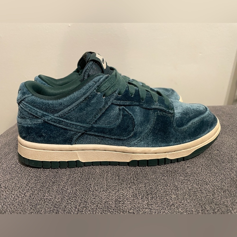 Nike Dunk Low Green Velvet Women's size 5.5